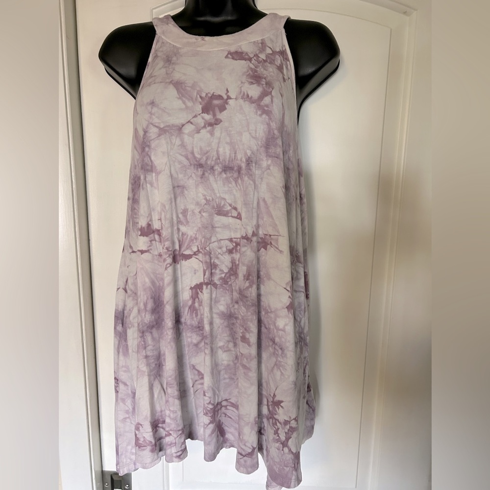 Olivia sky, top sleeveless,pink/white marble print,button keyhole back.Size med